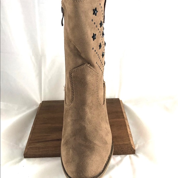 Faux Suede Western Style Boots - Picture 4 of 8
